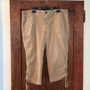 18W khaki cargo capris